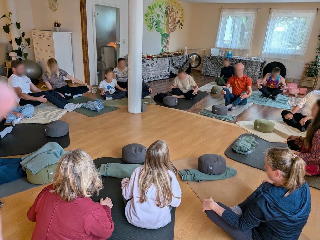 Yoga Lehrerin Bad Staffelstein
Vinyasa Yoga
Ruhe Gelassenheit
Zufriedenheit
Innere Stärke